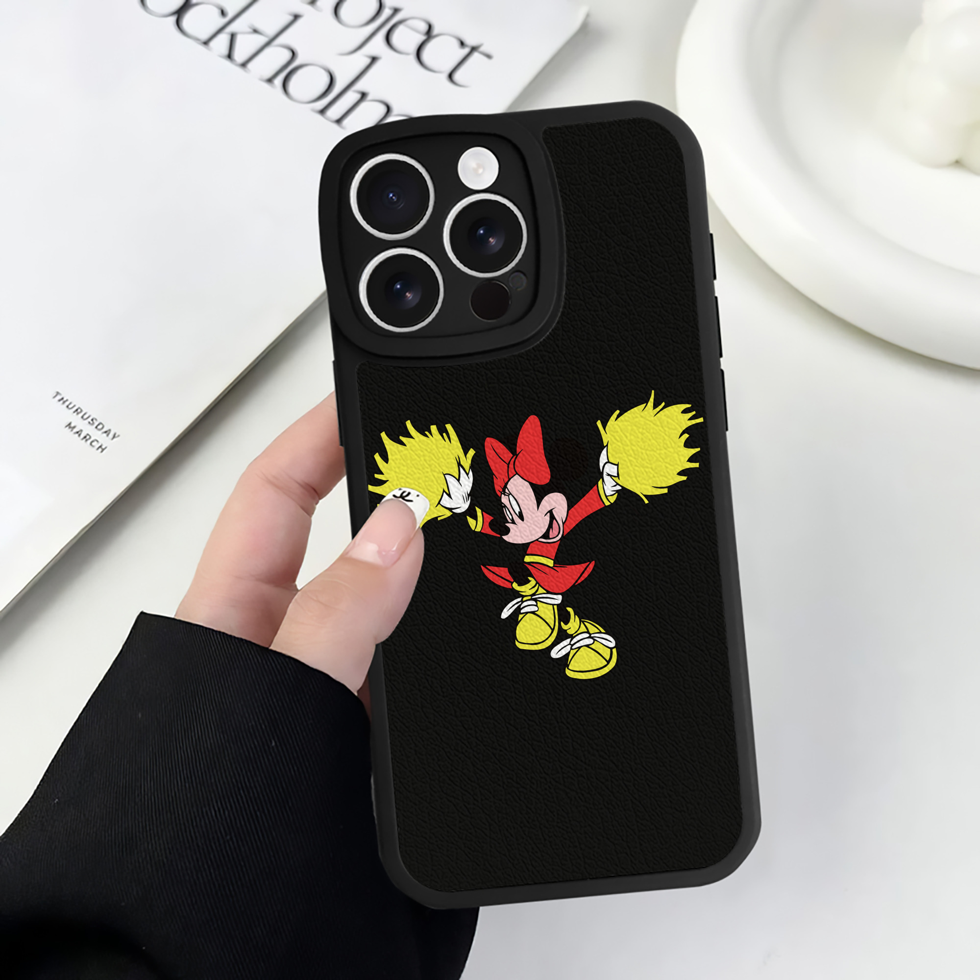 （画像用） ミッキーマウス Mickey Mouse 【iPhone 16シリーズ対応】シリコンスマホケース（レザー調） 材質：シリコン